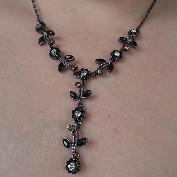 Gorgeous floral necklace - Picture 1 of 2